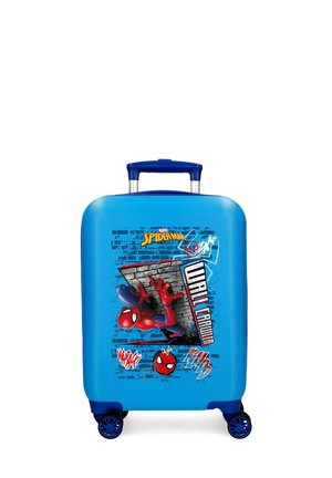 Maleta rígida azul con gráfico de Spider-Man trepando una pared de ladrillos, con texto estilo cómic y efectos de movimiento, sobre cuatro ruedas azules.