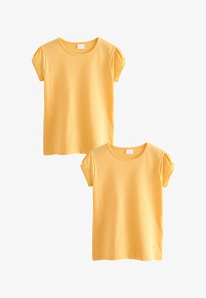Zwei gelbe Mädchenshirts mit kurzen Ärmeln, rundem Ausschnitt und leicht puffigen Ärmeln auf weißem Hintergrund.
