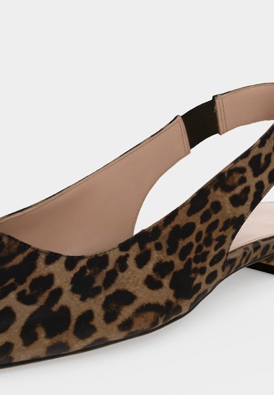 Flat slingback-sko med leopardmønstret stofftopp og beige elastisk stropp på hælen mot hvit bakgrunn.