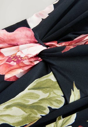 Blumenmusterstoff mit rosa und grünen Blumen auf schwarzem Hintergrund, mit einem verdrehten Design und weicher, glatter Textur.