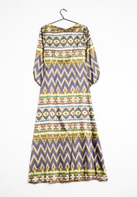 Robe longue à motifs avec des dessins géométriques en violet, jaune, vert et marron. Présente une encolure arrondie et des manches longues.