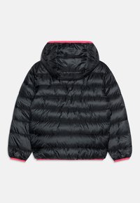 Czarna kurtka puchowa z kapturem, z pikowanym wzorem, elastycznymi mankietami i różowym wykończeniem wzdłuż dekoltu i dołu.