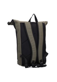 Mochila hecha de tela duradera, con un exterior verde oliva, acentos de malla negra, correas ajustables y un asa superior.