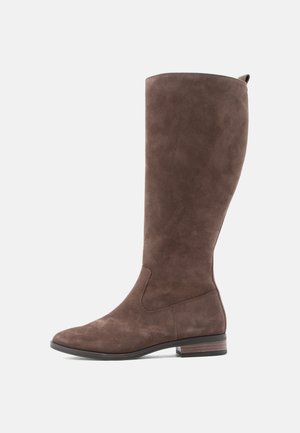 Botte en daim marron, hauteur genou, avec un faible talon empilé et un bout rond, présentée de côté sur un fond blanc.