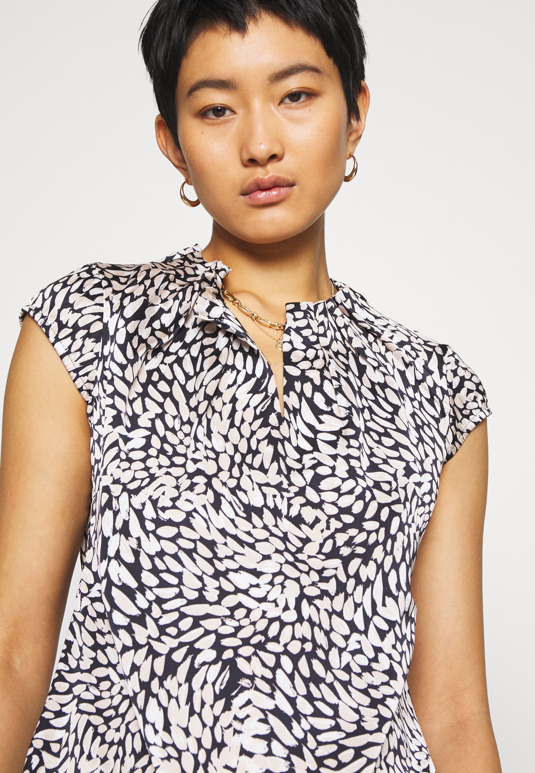 comma BLUSE KURZARM Bluser beige dots Zalando.no comma BLUSE KURZARM - Bluser - beige dots
