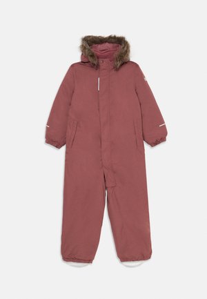 Barns snørosefargede snøsdrakt med hette foret med kunstpels, frontglidelås med trykknapp, elastiske mansjetter og to sidelommer.