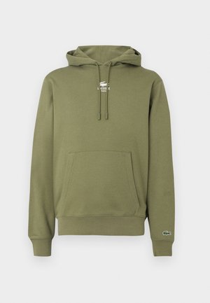 Olijfgroen katoenen hoodie met een voorzak, verstelbare trekkoordkap en klein geborduurd logo op de linker mouw.