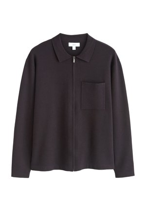 Schwarzes Langarmshirt mit Reißverschluss, Kragen und Brusttasche, Größe Medium, auf weißem Hintergrund dargestellt.
