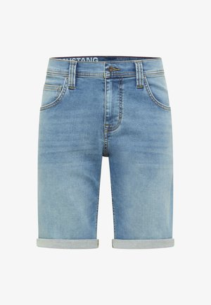 Gai zila denima šorti ar salocītu malu, ar piecām kabatām, redzamām šuvēm un metāla pogu aizdari jostasvietā.