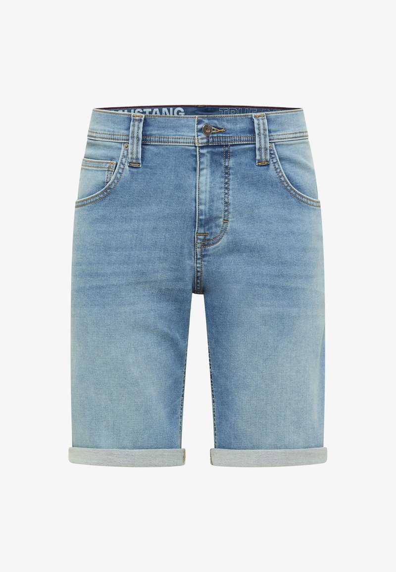 Világoskék farmer rövidnadrág, visszahajtott szegéllyel, öt zsebbel, látható varrással és fémből készült gombbal a deréknál.