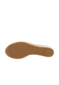 Sole boty, hnědá guma s texturovaným povrchem, s mírným podpatkem a světle hnědým spodkem, ukazuje otisk velikosti 37.