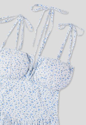Biała sukienka z małymi niebieskimi kwiatowymi wzorami, ozdobiona regulowanymi paskami do wiązania, marszczonym stanem oraz rozszerzanym, falbaniastym dołem.