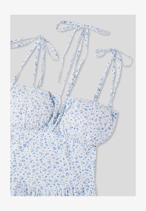 Biała sukienka z małymi niebieskimi kwiatowymi wzorami, ozdobiona regulowanymi paskami do wiązania, marszczonym stanem oraz rozszerzanym, falbaniastym dołem.
