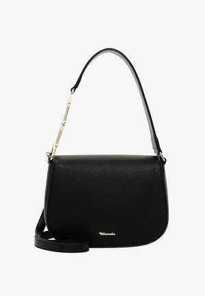 Bolso de hombro de cuero negro con textura de grano, detalles en hardware dorado y forma curvada. Cuenta con una correa detachable para mayor versatilidad.