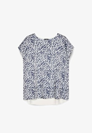 Top alb cu maneci scurte, prezentând un model de frunze în nuanță de bleumarin, guler rotund, croială lejeră și o margine din spate ușor mai lungă, cu o textură netedă.