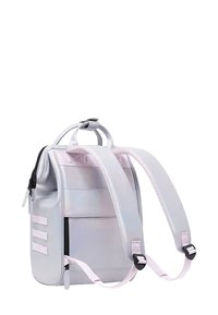 Silberner metallischer Rucksack mit pinken Akzenten. Verfügt über gepolsterte Träger, einen oberen Tragegriff, eine seitliche Reißverschlusstasche und eine glatte, strukturierte Oberfläche.