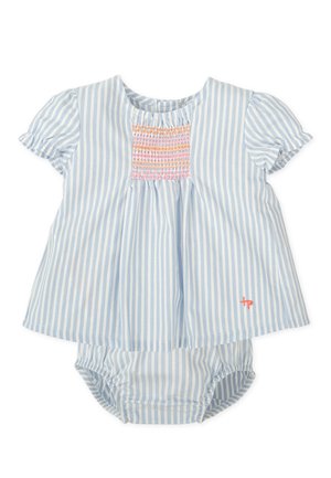 Vestido de rayas azul claro y blanco con mangas cortas, con detalles fruncidos en el pecho y parte inferior fruncida. Incluye ropa interior a juego.