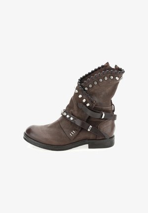 Dunkelbrauner Leder ankle boot mit silbernen Nieten, schwarzem Perlenbesatz und zwei dekorativen seitlichen Riemen mit Metall-Schnallen, flache Gummisohle.