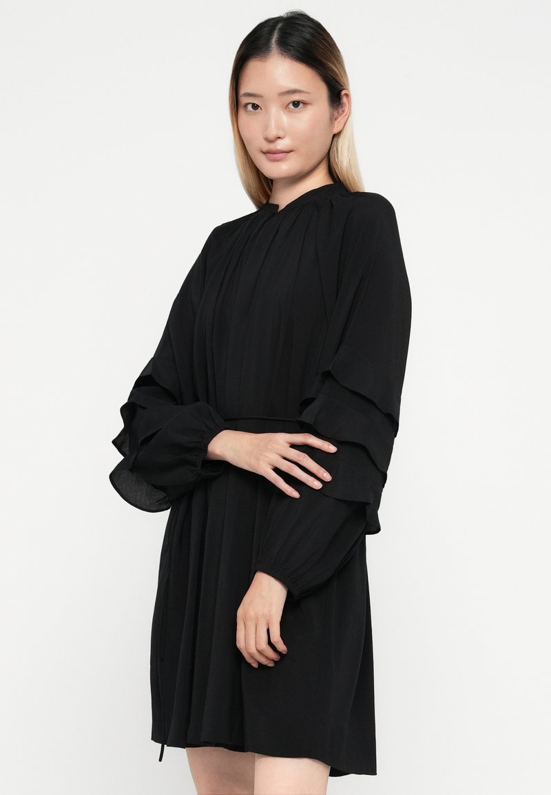 Little Black Dress Welke Kleur Schoenen Onder Donkerblauwe Jurk