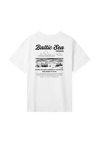Weißes Baumwoll-T-Shirt mit einem grafischen Druck der Ostsee, einschließlich Wolken und Gräsern, mit dem Text "Ostsee URSPRÜNGE" in Schwarz.
