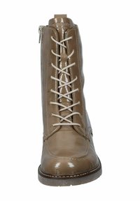 Bottines à lacets en matériau synthétique brillant couleur marron clair, dotées d'une fermeture éclair sur le côté, de motifs texturés et d'une conception à bout rond.