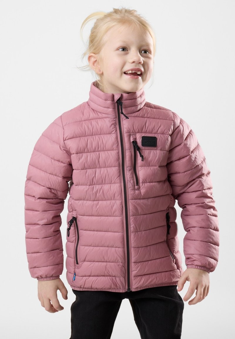 Pink quiltet pufferjakke med høj krave, lynlås foran, lynlås lommer og et lille sort logo-patch på brystet.