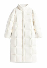 Witte gewatteerde lange jas met een hoge kraag, voorzien van een knoopsluiting, zijzakken en een doorgestikt patroon. Minimale zichtbare merkdetails.