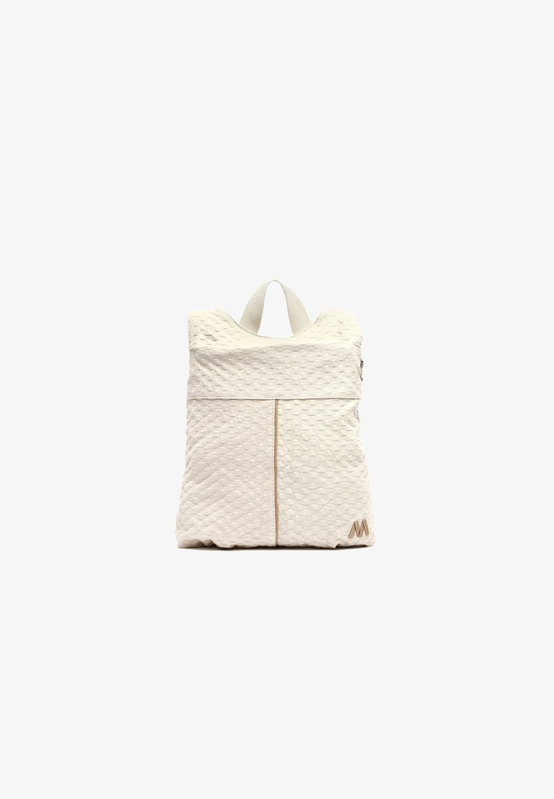 Sac à dos en tissu texturé crème avec poignée supérieure, couture verticale à l'avant et petit logo marron en bas à droite sur fond blanc.