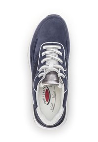 Marineblauwe suède sneaker met een grijze mesh bovenkant, witte veters en een gestructureerde rubberen zool. Zilveren accent op de tong. Zachte binnenzool met bedrukte design.