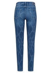 Jean denim bleu à taille haute, avec deux poches arrière et un motif chaîne clair sur l'ensemble.