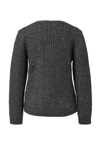 Dunkelgrauer Strickpullover mit einem strukturierten, diagonalen Muster, rundem Ausschnitt und langen Ärmeln. Der Stoff hat einen dezenten metallischen Faden.