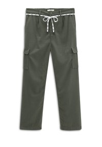 Pantalones cargo verde oliva con cinturilla ajustable, dos bolsillos laterales y un bolsillo lateral con tapa. Textura suave, corte relajado.