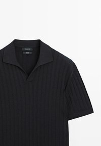 Schwarzes kurzärmeliges Strick-Polo-Shirt mit strukturierten vertikalen Streifen und einem weichen, offenen Kragen.