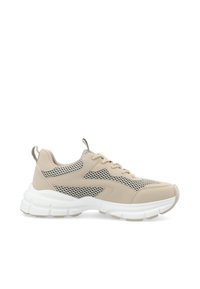 Beige sportsko med mesh-paneler, polstret krave og hvid gummisåle, der har snørebånd og en tekstureret overflade.