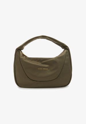 Olivgrüne Handtasche mit weicher, glatter Textur, abgerundeter Form und Reißverschluss. Auffälliges goldenes Logo auf der Vorderseite.