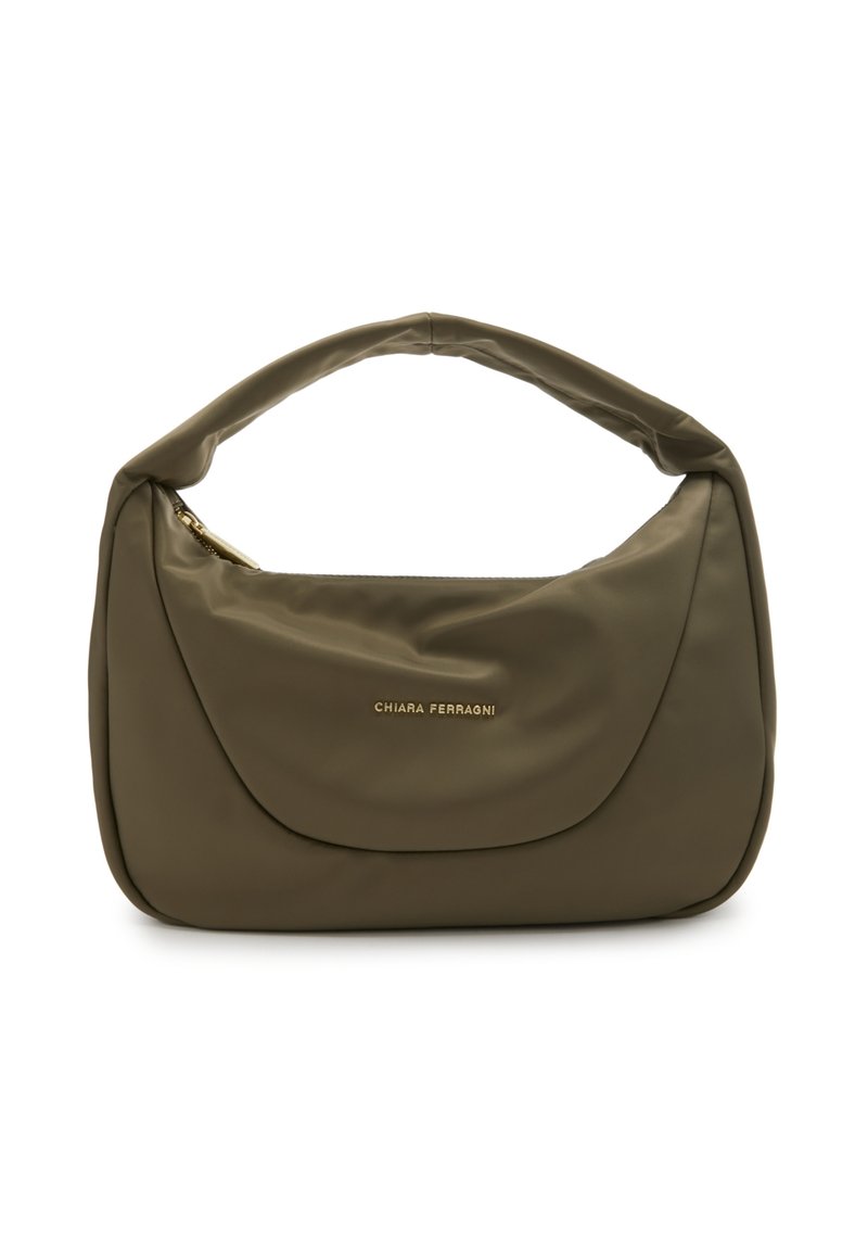 Olijfgroene handtas met een zachte, gladde textuur, afgeronde vorm en een ritssluiting. Voorzien van een opvallend gouden logo aan de voorkant.