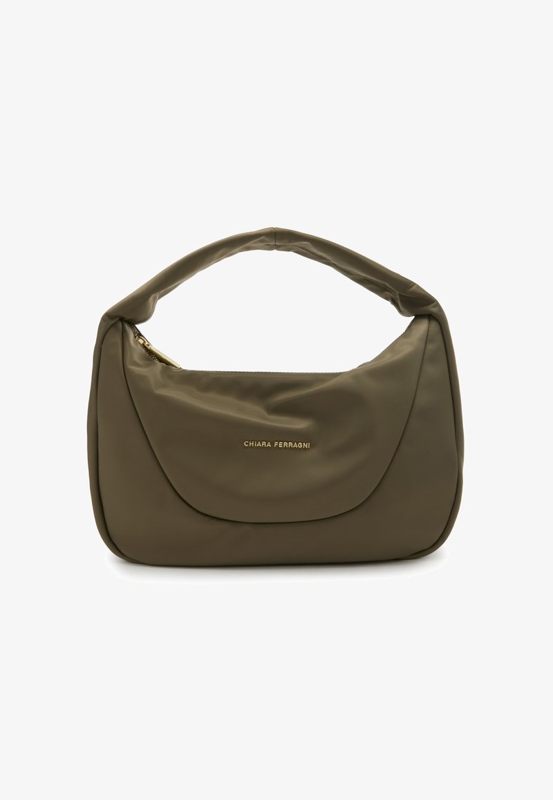 Olijfgroene handtas met een zachte, gladde textuur, afgeronde vorm en een ritssluiting. Voorzien van een opvallend gouden logo aan de voorkant.