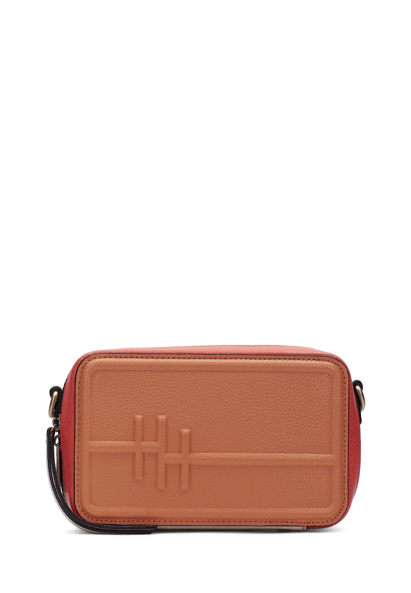 Rektangulär tvärväska med en strukturerad beige framsida, röd topp och svarta kantdetaljer. Anmärkningsvärd präglad design och justerbar rem.