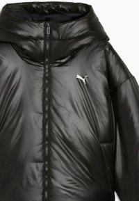 Zwarte donsjacket met een glanzende afwerking, voorzien van een hoge kraag, ritssluiting aan de voorkant en witte logo-accent op de borst.