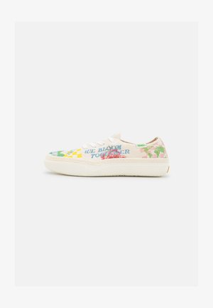 Auduma sporta apavi krēmkrāsā ar ziedu rakstiem un tekstu "MĒS ZIEDAM KOPĀ". Baltas auklas un dzeltenas akcenti uz zoles.