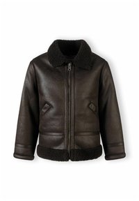 Veste en cuir marron avec un col en shearling noir doux, fermeture éclair et deux poches avant, présentant une texture lisse et un design structuré.