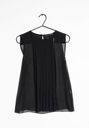 Schwarze ärmellose Bluse mit plissiertem Vorderteil, aus durchscheinendem Stoff, mit rundem Ausschnitt und einer Aufhängeschlaufe zur Präsentation.