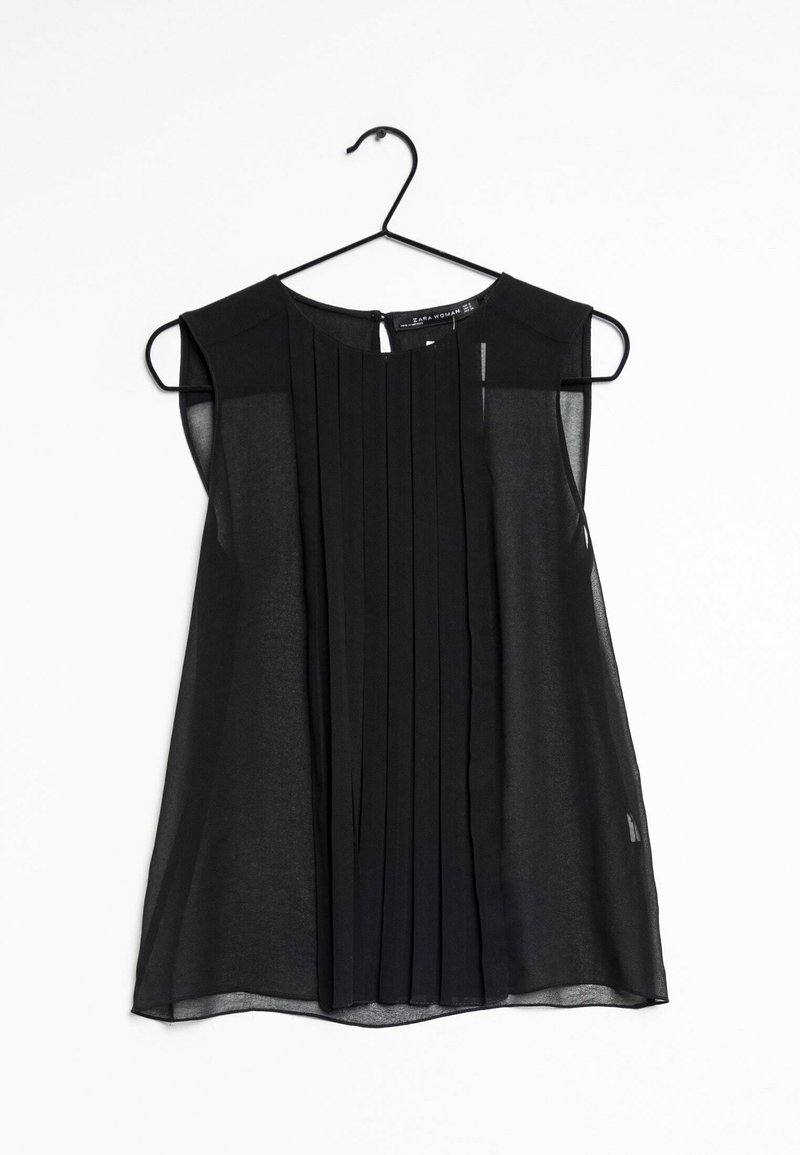 Zwarte mouwloze blouse met een geplooide voorkant, gemaakt van doorschijnende stof, met een ronde halslijn en een hanglus voor display.