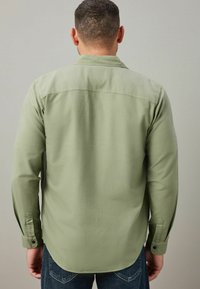 Next TWIN POCKET TEXTURED LONG SLEEVE - Marškiniai - khaki green