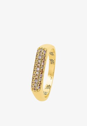 Bague à bande en or avec des rangées de petites pierres précieuses roses et claires disposées en grappe rectangulaire sur le dessus.