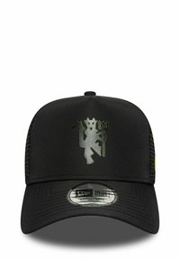 Schwarze Baseballmütze mit gebogenem Schirm, einem Netzrücken und einem reflektierenden Logo einer Figur, die einen Dreizack hält, auf der Vorderseite.