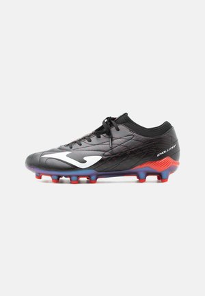 Crampon de football noir avec des crampons rouges sur la semelle, logo blanc sur le côté, empeigne cousue, lacets, et texte "Evolution" près du talon.