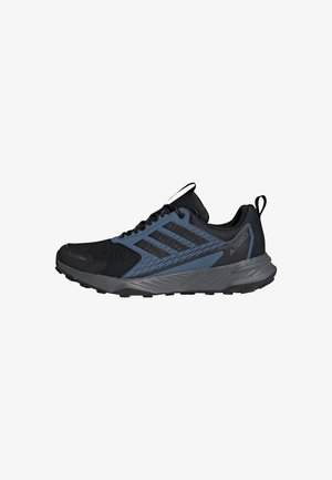 Zwarte en blauwe sportieve schoenen met een gestructureerde mesh-bovenkant, drie-strepen ontwerp, een rubberen zool en een versterkte neus voor duurzaamheid.