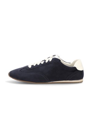 Zapatillas de ante azul marino con perfil bajo, cordones blancos en contraste y suela de color claro. Presenta costuras decorativas en la parte superior.