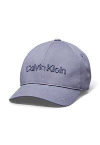 Casquette de baseball en coton violet avec une visière incurvée, arborant le logo brodé "Calvin Klein" à l'avant. Design classique à six panneaux.